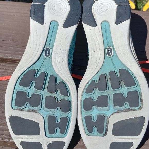 Nike women's tennis shoes 8.5 - Picture 3 of 4